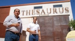 Goyo y Álvaro Martín, a la entrada de una bodega que tiene mucho que mostrar. / ARGI