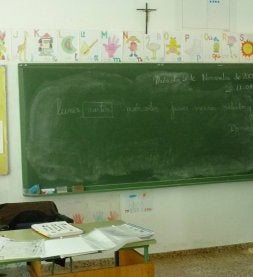 Aula que mantiene un crucifijo en el colegio Carlos Casado del Alisal de Villada./ SANTIAGO RODRÍGUEZ