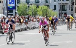 Rafael Rodríguez, ganador del la última etapa con maillot rosa, tras cruzar la meta. / N. H.