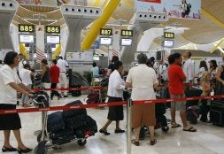 Numerosos pasajeros esperaban ayer para tomar su vuelo./ MANUEL H. DE LEÓN-EFE