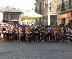 Momento de la salida del Duatlón Villa de Cantimpalos. A la derecha, la ganadora en categoría femenina, Ana Burgos. / CRISTINA VEGA