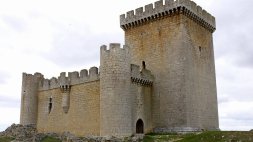 Exterior del Castillo de Villalonso, en el que se invertirán 600.000 euros. / EL NORTE