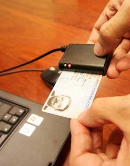 Un usuario de la Red maneja un DNI electrónico. / EL NORTE