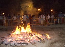 Tradicional quema de muñecos durante unas fiestas pasadas de la localidad. Derecha, procesión de la virgen por las calles de Torrecaballeros. / EL NORTE