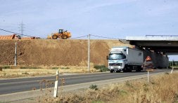 Obras en la Ronda Norte de Zamora. / LUIS CALLEJA