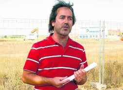 Guarido, junto a la parcela para las viviendas sociales. / EL NORTE