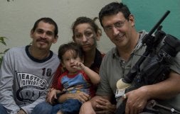 La pareja de pandilleros, fotografiada, tiempo después, junto al reportero asesinado./ C. POVEDA