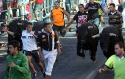 Los corredores durante el encierro del jueves pasado, el mejor del ciclo. / ROSA BLANCO
