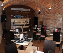 Comedor del Restaurante Divino, que antiguamente fue un silo del Convento de Mínimos. Derecha, vista de una sala de La Concepción que muestra una toma de agua./ S. C. G.
