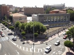 El nuevo polideportivo, aún sin dotación, se levanta en el patio trasero del instituto. /ALEJANDRO FARIZA
