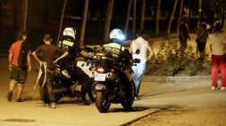 Dos agentes, con los jóvenes (arriba). Abajo, carteles de la Policía y restos de bebidas. / J. R. LADRA