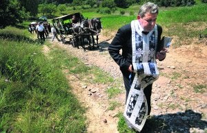 Vecinos de las afueras de Sighisoara se disponen, con su sacerdote a la cabeza, a enterrar a un paisano. La religión juega un papel protagonista en Rumanía. / FOTOGRAFÍAS: S. GARCÍA