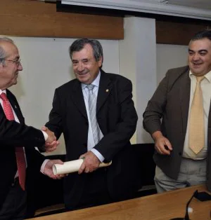 Jaime Olmos recibe el diploma de manos del concejal José Llorente, en presencia del presidente del Colegio de Veterinarios./ A. DE TORRE