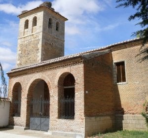 Torre y pórtico de la iglesia de Villaturde./ FOTOS DE GONZALO ALCALDE