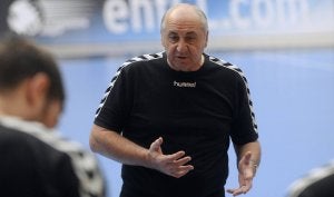 Vladimir Maximov ofrece una charla a sus jugadores en el entrenamiento de ayer en el polideportivo Pisuerga. / MIGUEL A. SANTOS