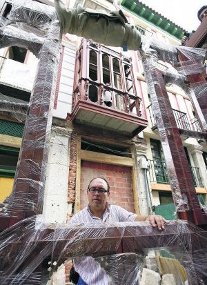 El ebanista Andrés Martínez prepara un mirador para colocarlo en un edificio de Platerías./ G. VILLAMIL