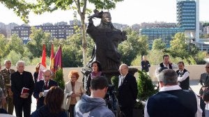 Autoridades, representantes de la asociación 'Raíces' y la escultora Carmen Tablada, en la inauguración de la obra, con el Museo de la Ciencia a su espalda. / RAMÓN GÓMEZ