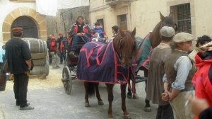 Rincón de Sepúlveda y figurantes de la localidad durante los ensayos de la secuencia. / A. CONTE