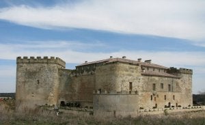 El castillo del Buen Amor, en la localidad salmantina de Topas. / FOTOGRAFÍAS DE ÁNGEL DEL POZO