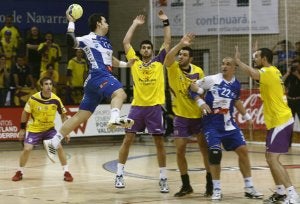 Carlos Ruesga aprovecha el bloqueo de Nikolic para elevarse por encima de la defensa de Víctor Hugo y marcar. / JOSÉ C. CORDOVILLA