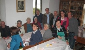 Vecinos de Polentinos, con Hernández y Alonso, durante la celebración de 'La Borrrega'./ EL NORTE
