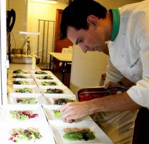 Un cocinero del Parador prepara carpaccio de hongos./ A. DE TORRE