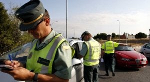 La sanción podrá pagarse con tarjeta de crédito en la carretera y las infracciones sólo se notificarán dos veces, en vez de tres./ M. H. DE LEÓN-EFE