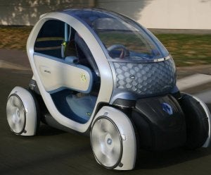 Imagen de uno de los prototipos del Twizy en pruebas y con puertas.