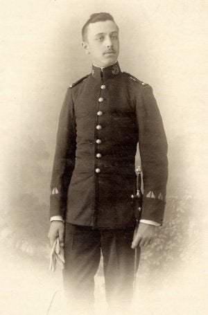 Sobre estas líneas, el militar, con uniforme de cadete, en sus años en la Academia de Infantería de Toledo. En la página 7, aparece con uniforme de campaña, en una fotografía posiblemente tomada en 1908. / FOTOS CEDIDAS POR CRISTINA GUERRA MARTÍNEZ