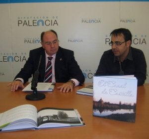 El presidente de la Diputación, Enrique Martín y el periodista Julio César Izquierdo, en la presentación del libro./ EL NORTE