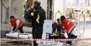 Los sanitarios atienden a uno de los guardas que recibieron un disparo durante el atraco a Vallsur del 24 de abril del 2007. / G. VILLAMIL