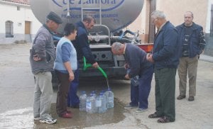 Vecinos de Valdefinjas, el jueves pasado, llenan sus garrafas con agua del camión, que también va los martes. /MARÍA JESÚS CACHAZO