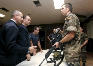Infantes de Marina adiestran en Cartagena a los vigilantes en el uso del fusil de asalto HK./ J. C. FERRERA-EFE