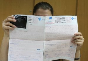 Reclama atención médica al sufrir daños en la vejiga tras una cesárea