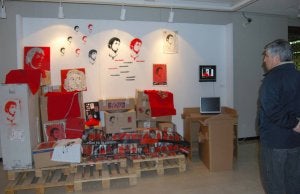 Instalación de Gaspar Francés López, en la exposición 'Sin Formato', en Caja España. ::
MARTA JUÁREZ