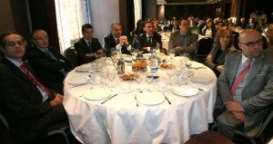 Luis López Conde, Banca Privada Sabadell; José María Tejerizo López; Enrique Benito y Víctor Alonso, de Brico Depot; Jesús Gómez Escolar, director territorial de Bancaja en Castilla y León; Julio Casado y Laura del Palacio, de Mercadona, y Domingo Rodríguez.
Charo López (El Norte), José Antonio Lobato y Alberto Montejo (El Corte Inglés), Fernando Ponzán (Banco Sabadell), Juan Carlos Margarida (presidente del Colegio de Economistas), Gregorio Alarcia (G 33 Arquitectos), José y Javier Llorente (Reciclados Sostenibles), José Ignacio Zarandona (presidente Colegio de Arquitectos) y Miguel Ángel Cortés López.
Ricardo Barrios (Punto Radio), Javier Escribano (El Norte de Castilla Digital); Félix González Moro y Aniano Gago (Cámara de Comercio); Mayte Zamorano (El Norte), Javier Labarga (Fecosva), Carlos Fernández y Siro Giranda (Mapfre); y Víctor Hortigüela (Metrovacesa).
Sonia Andrino (Punto Radio), Óscar Campillo (Radio Televisón Castilla y León), Julio G. Calzada, José Ángel Alonso; Ana Alonso y Rocío Bustamante (El Norte); y, en primer plano a la derecha, Álvaro Potente y Carlos Tejedor (de Quesos Entrepinares).