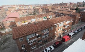 Bloques de la barriada del 29 de Octubre, en pleno corazón de Pajarillos, que desaparecerán en los próximos cinco años. ::                             FOTOGRAFÍAS DE RAMÓN GÓMEZ
