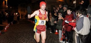Agustín Ruiz, tras cruzar la línea de meta como ganador de la carrera.  ::
NATI HERNÁNDEZ