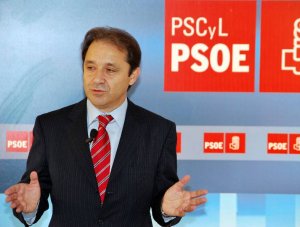 Juan Luis Gordo, ayer, en la sede del PSOE. ::
EL NORTE