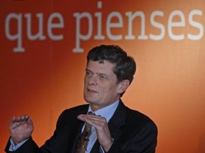 El consejero delegado de Bankinter, Jaime Echegoyen, presentó ayer las cuentas del 2009. ::
EFE