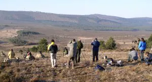 Un grupo de excursionistas observan la sierra y tratan de avistar lobos a través de telescopios terrestres. ::                             SERGI GARCÍA