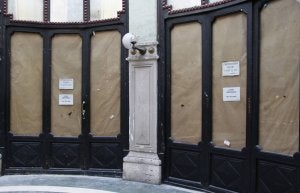 El escaparate de la tienda Ángeles Blanco, en la calle Claudio Moyano, luce los carteles de 'liquidación' y 'traspaso'. ::                             ANTONIO QUINTERO                                                Carteles de 'Liquidación total por cese de negocio' y 'Se alquila' conviven en los escaparates de muchos comercios de la capital. ::                             ANTONIO QUINTERO