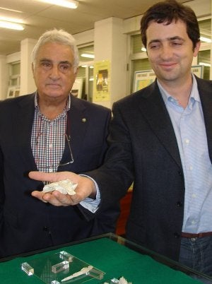 Luis Alonso Andrés y Luis Alonso Santiago muestran algunos hallazgos. ::                             EL NORTE