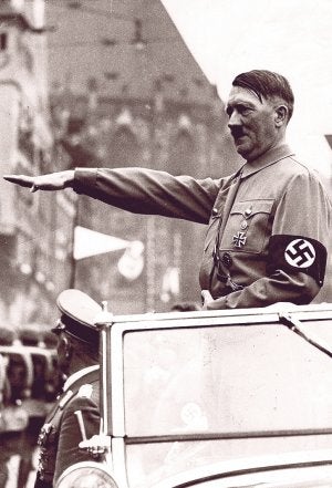 Hitler saluda a sus tropas. A la izquierda, Eva Braun. ::
EL NORTE