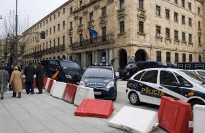 Numerosos coches de la Policía rodean la sucursal. :: D. ARRANZ-ICAL