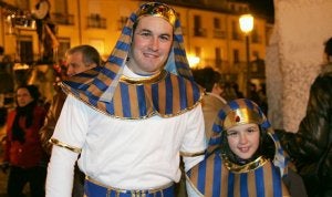 Iván y su hija Zaira se acercaron ayer a la Plaza Mayor.