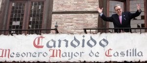 El mesonero abre los brazos en señal de hospitalidad desde el balcón de uno de los restaurantes más conocidos del mundo. ::
ANTONIO DE TORRE