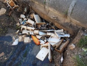 Denuncian un vertedero incontrolado en el canal junto al CTB de Benavente