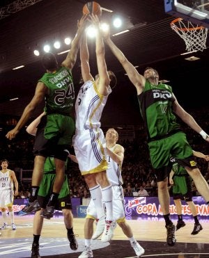 Reyes pelea un rebote con Hernández Sonseca y Tucker. ::
MIGUEL TOÑA-EFE