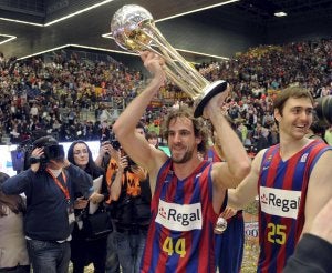 Grimau muestra la Copa del Rey junto a Lorbeck. ::                             MIGUEL TOÑA-EFE